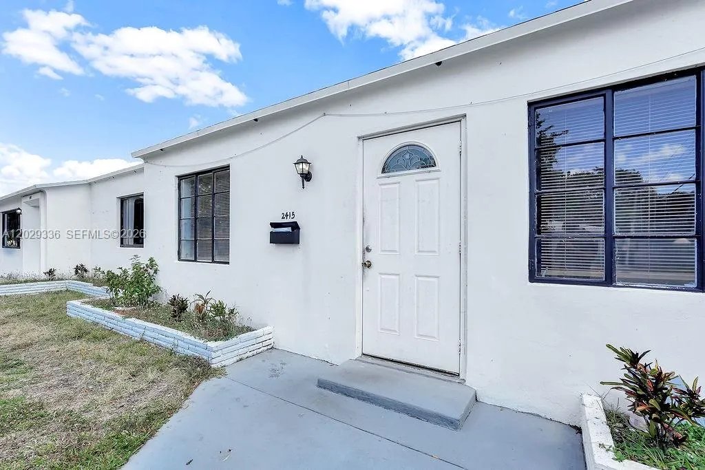 Foto de propiedad en 2415 Pierce Street -, Hollywood, FL 33020 Hollywood con MLS# 