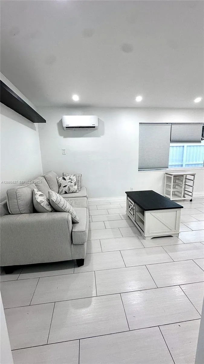 Foto de propiedad en 2415 Thomas Street B, Hollywood, FL 33020 Hollywood con MLS# 