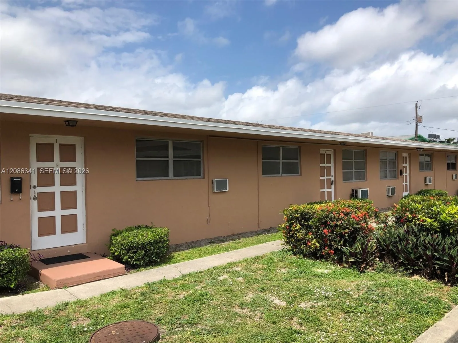 Foto de propiedad en 2417 Polk Street 2, Hollywood, FL 33020 Hollywood con MLS# 