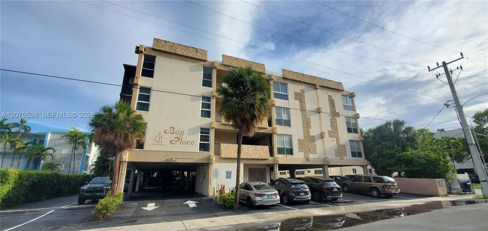 Foto de propiedad en 2420 Diana Drive 203, Hallandale Beach, FL 33009 Hallandale Beach con MLS# 