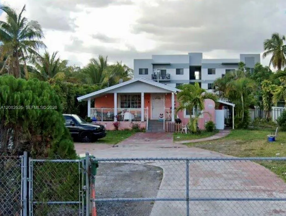 Foto de propiedad en 2420 NW 23rd Court, Miami, FL 33142 Miami con MLS# 