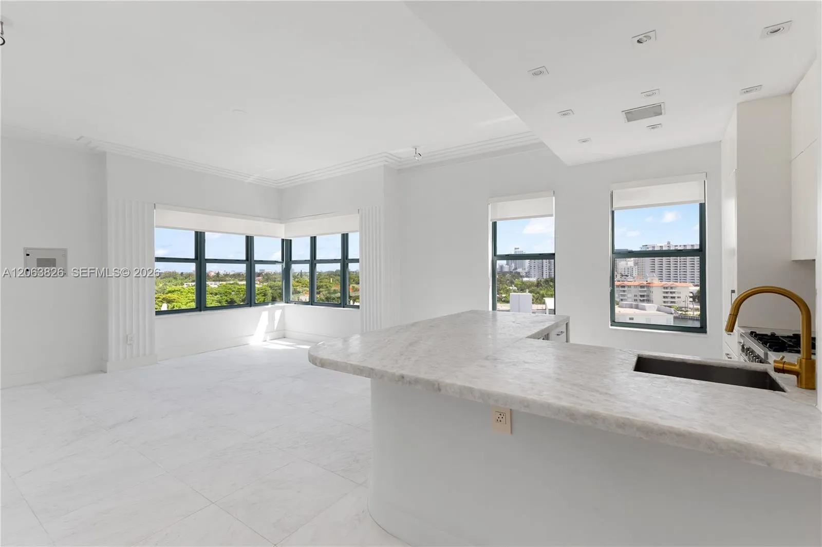 Foto de propiedad en 2421 Lake Pancoast Drive 7A, Miami Beach, FL 33140 Miami Beach con MLS# 