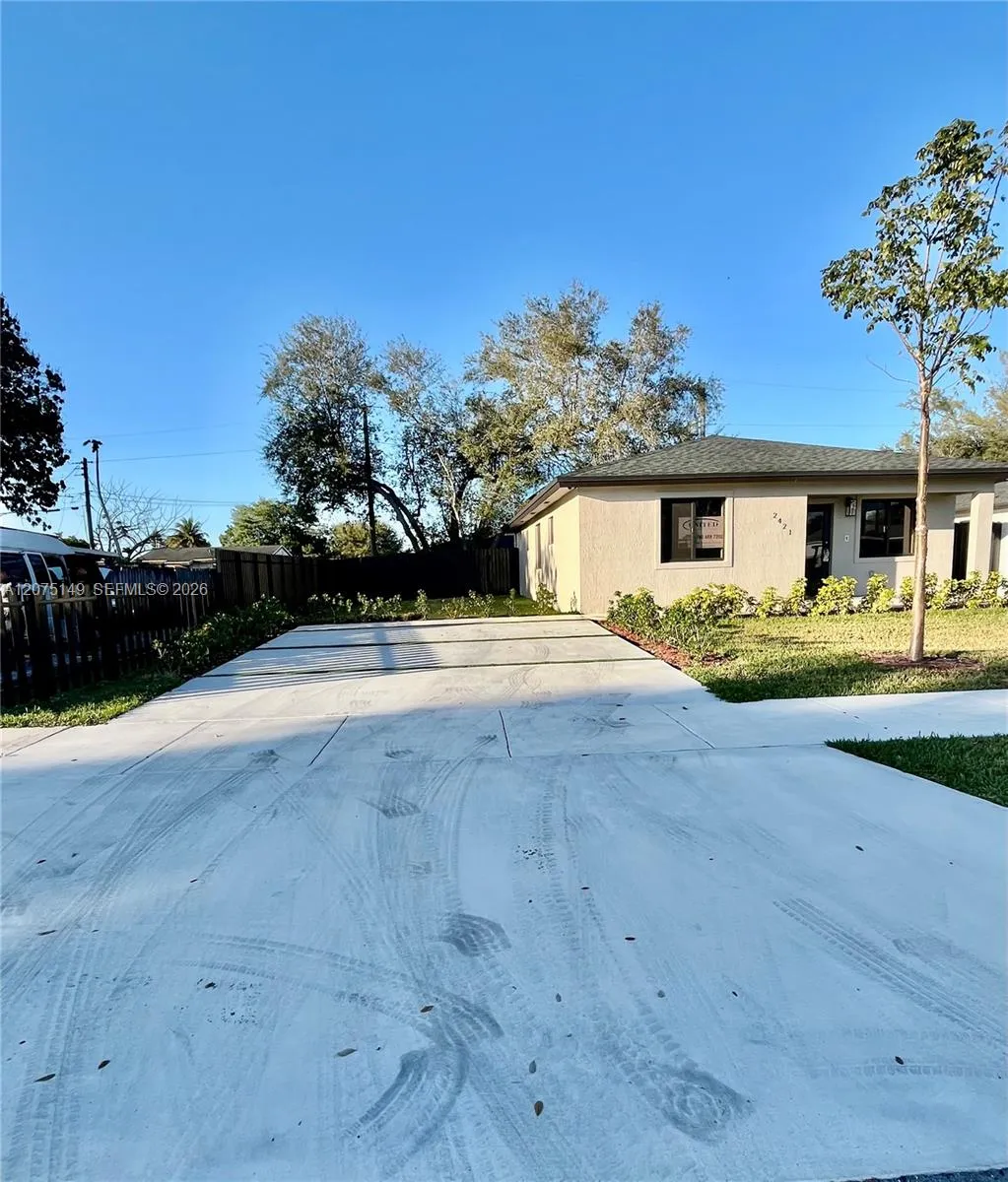 Foto de propiedad en 2421 NW 152nd Terrace, Miami Gardens, FL 33054 Miami Gardens con MLS# 