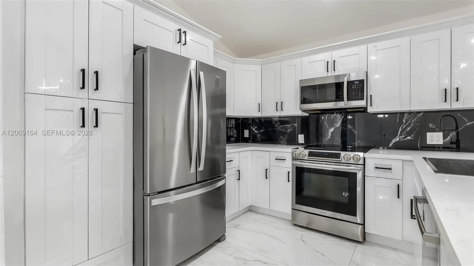 Foto de propiedad en 2421 SW 84th Terrace, Miramar, FL 33025 Miramar con MLS# 