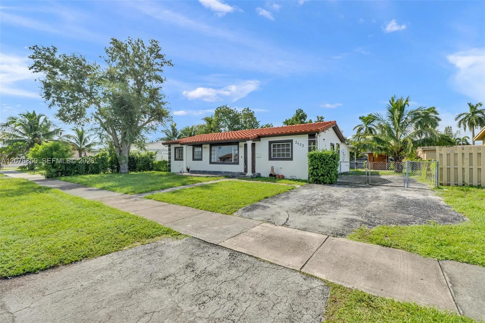 Foto de propiedad en 2422 NW 175th Terrace 2422, Miami Gardens, FL 33056 Miami Gardens con MLS# 
