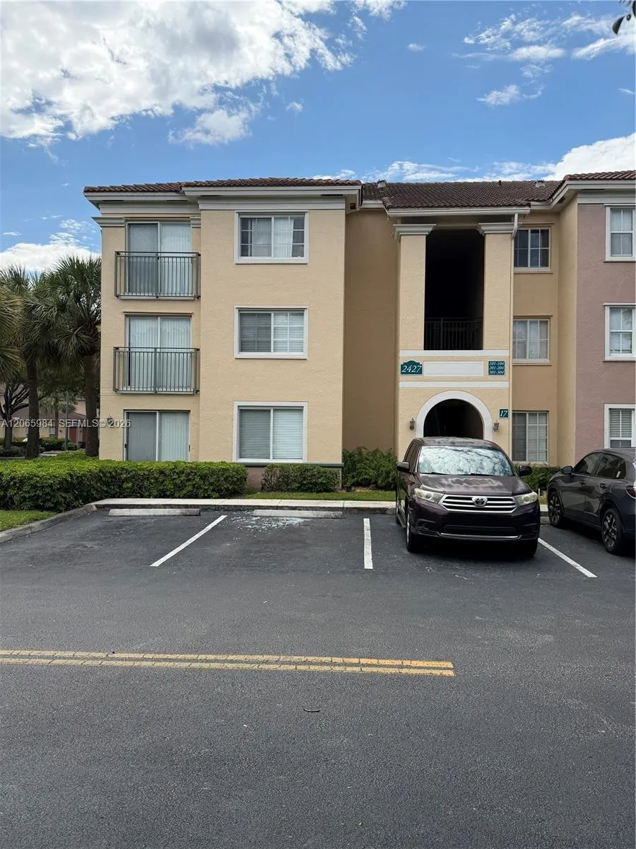 Foto de propiedad en 2427 Centergate Drive 301, Miramar, FL 33025 Miramar con MLS# 