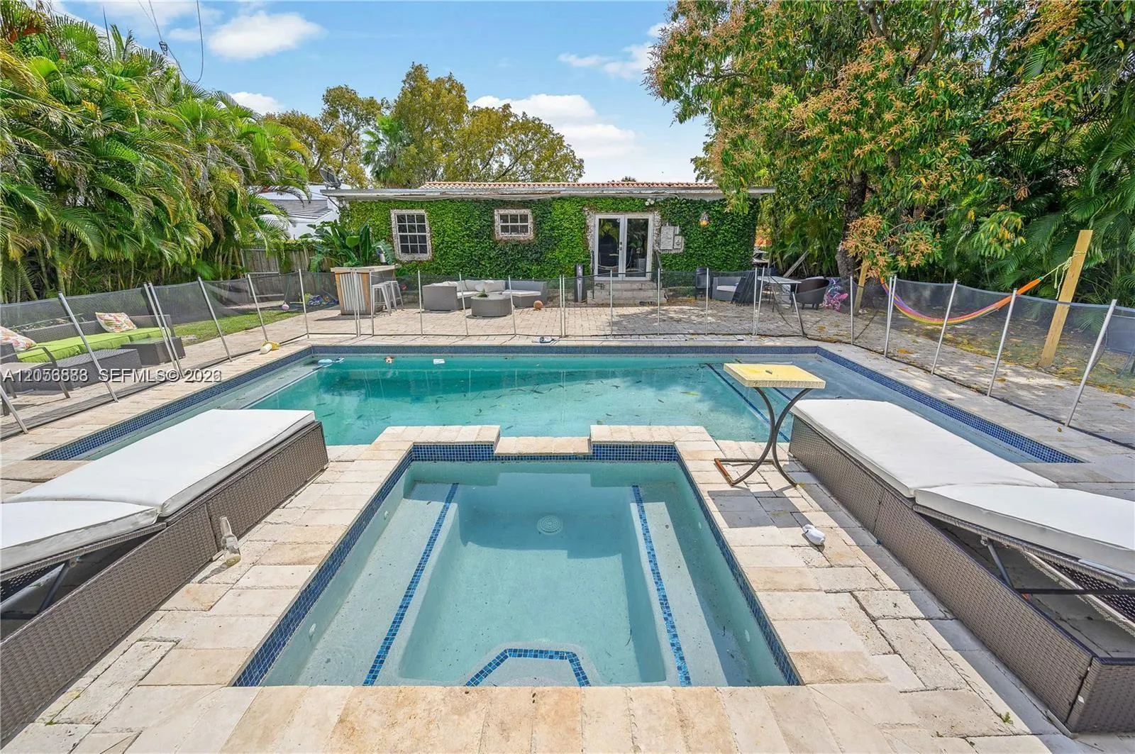 Foto de propiedad en 2427 SW 12th Street, Miami, FL 33135 Miami con MLS# 