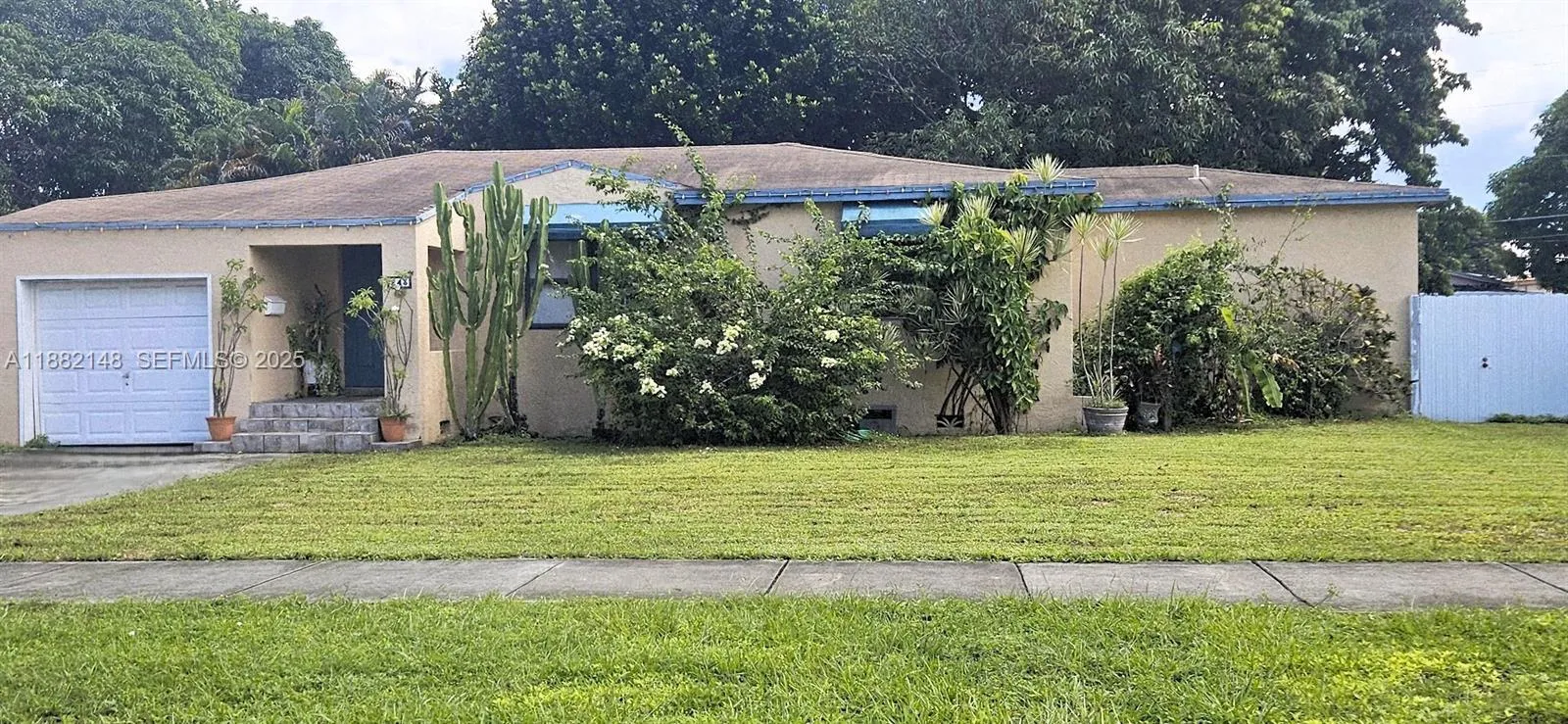 Foto de propiedad en 243 NW 62nd Court, Miami, FL 33126 Miami con MLS# 