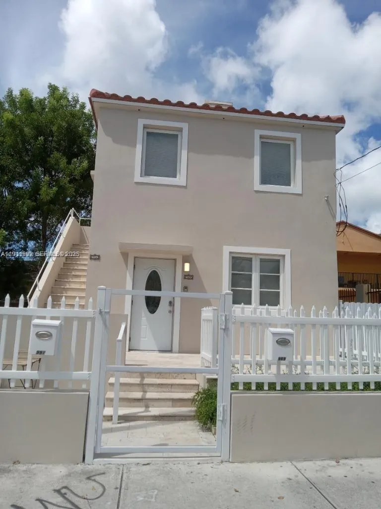 Foto de propiedad en 243 SW 10th Avenue, Miami, FL 33130 Miami con MLS# 
