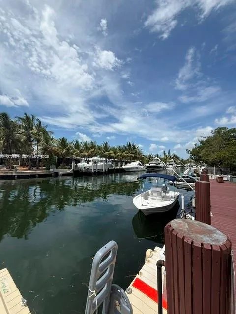 Foto de propiedad en 2430 NE 135th Street 102, North Miami, FL 33181 North Miami con MLS# 