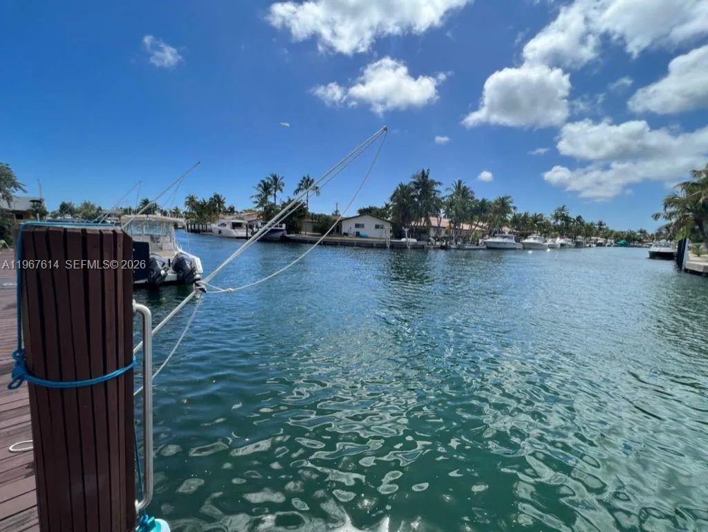 Foto de propiedad en 2430 NE 135th Street 105, North Miami, FL 33181 North Miami con MLS# 