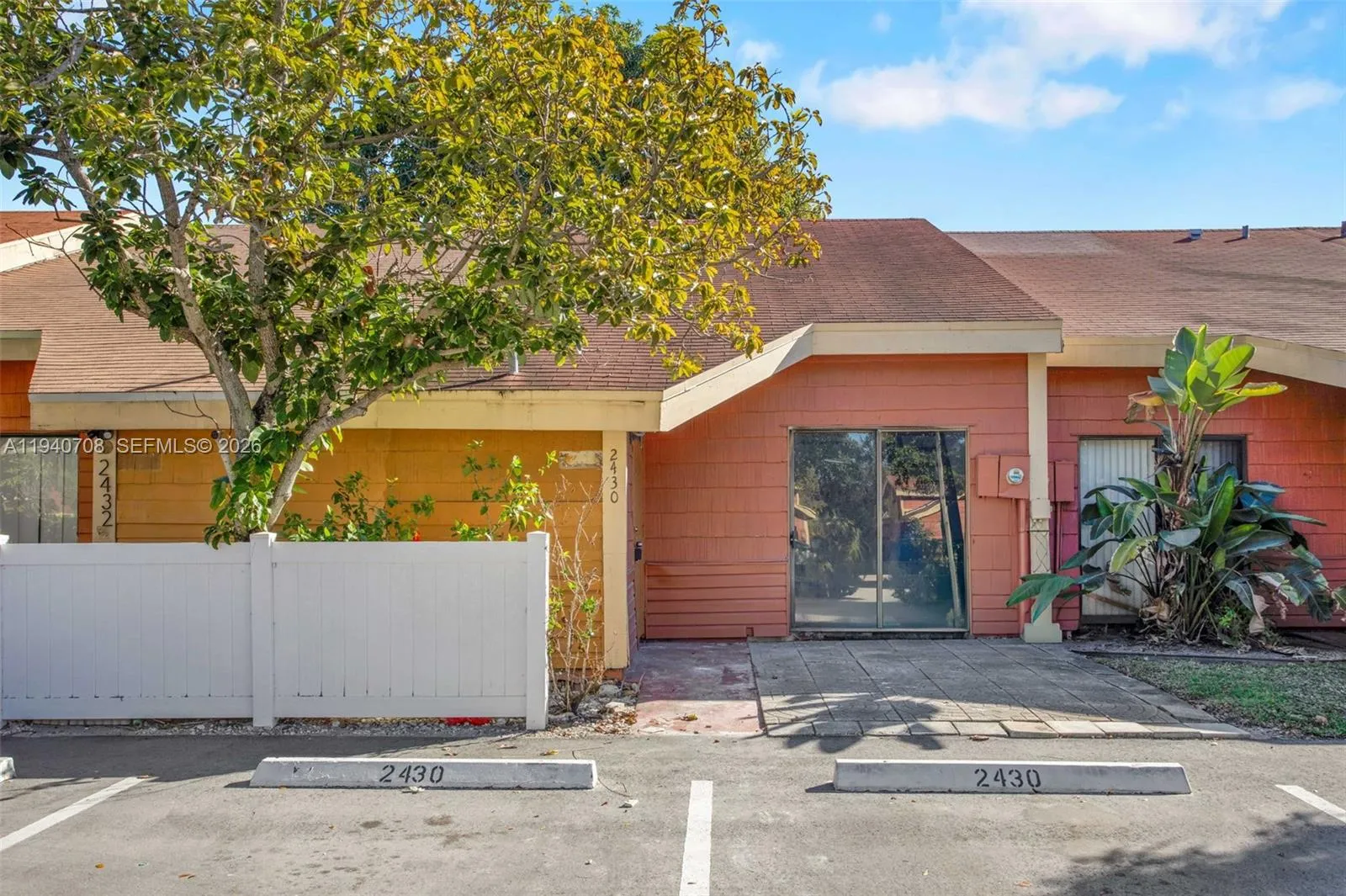 Foto de propiedad en 2430 NW 55th Terrace, Lauderhill, FL 33313 Lauderhill con MLS# 
