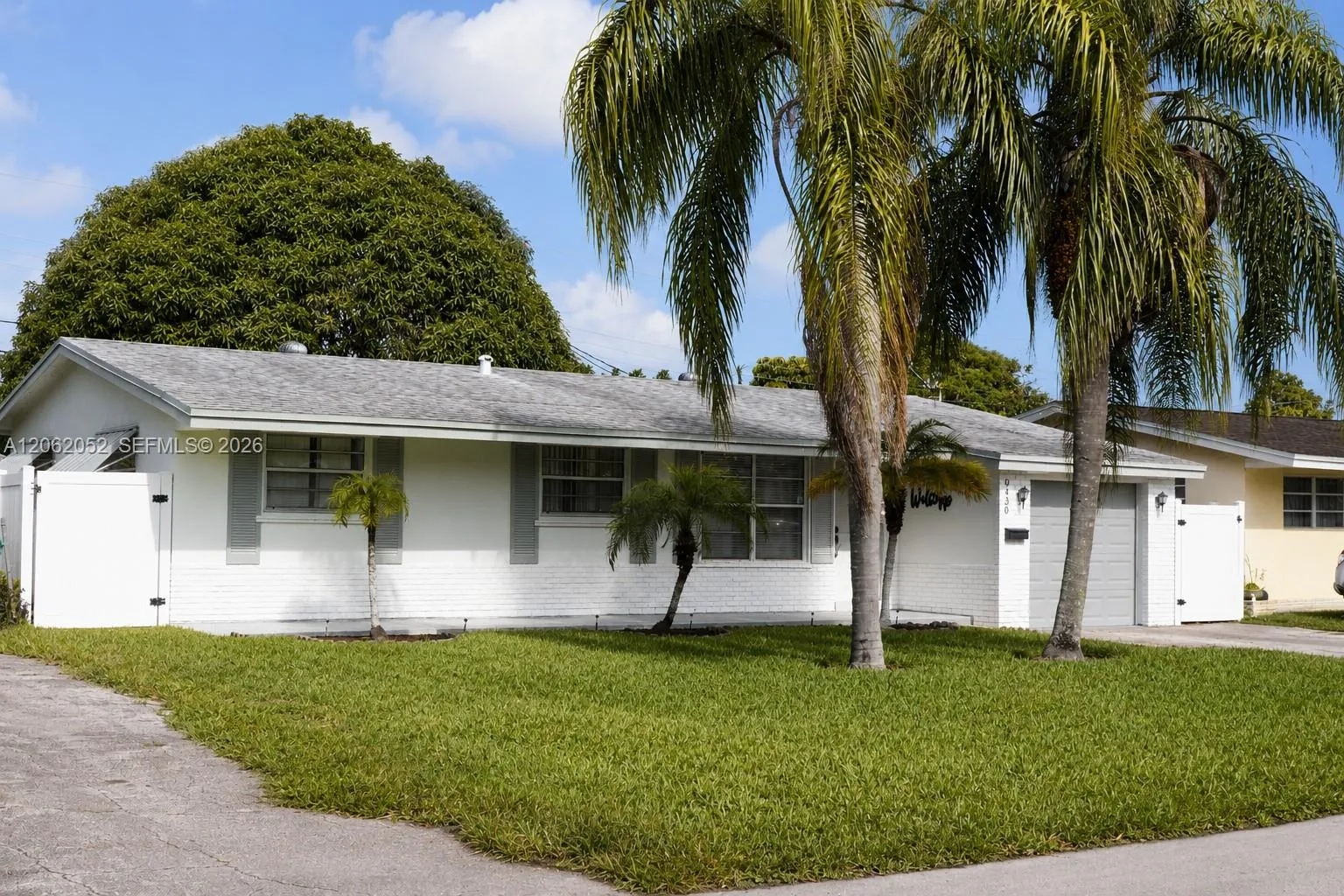 Foto de propiedad en 2430 Sabal Palm Drive, Miramar, FL 33023 Miramar con MLS# 