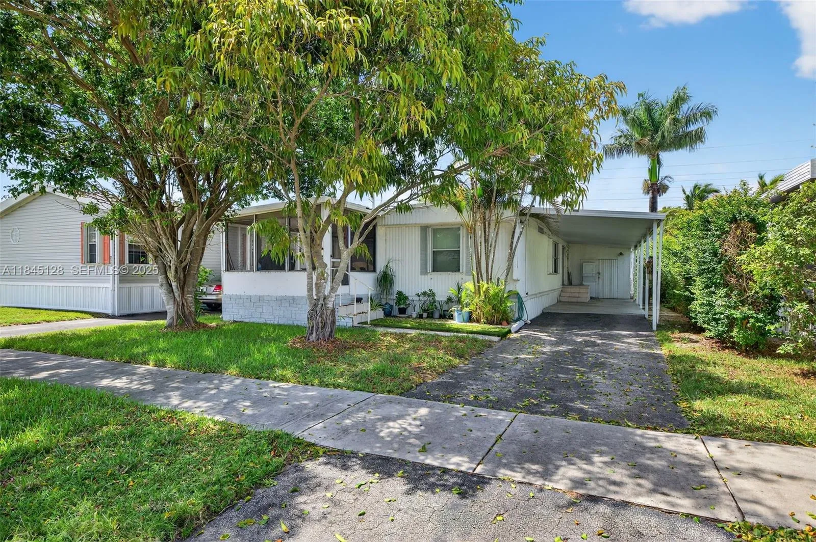 Foto de propiedad en 2430 SW 53rd Street, Dania Beach, FL 33312 Dania Beach con MLS# 