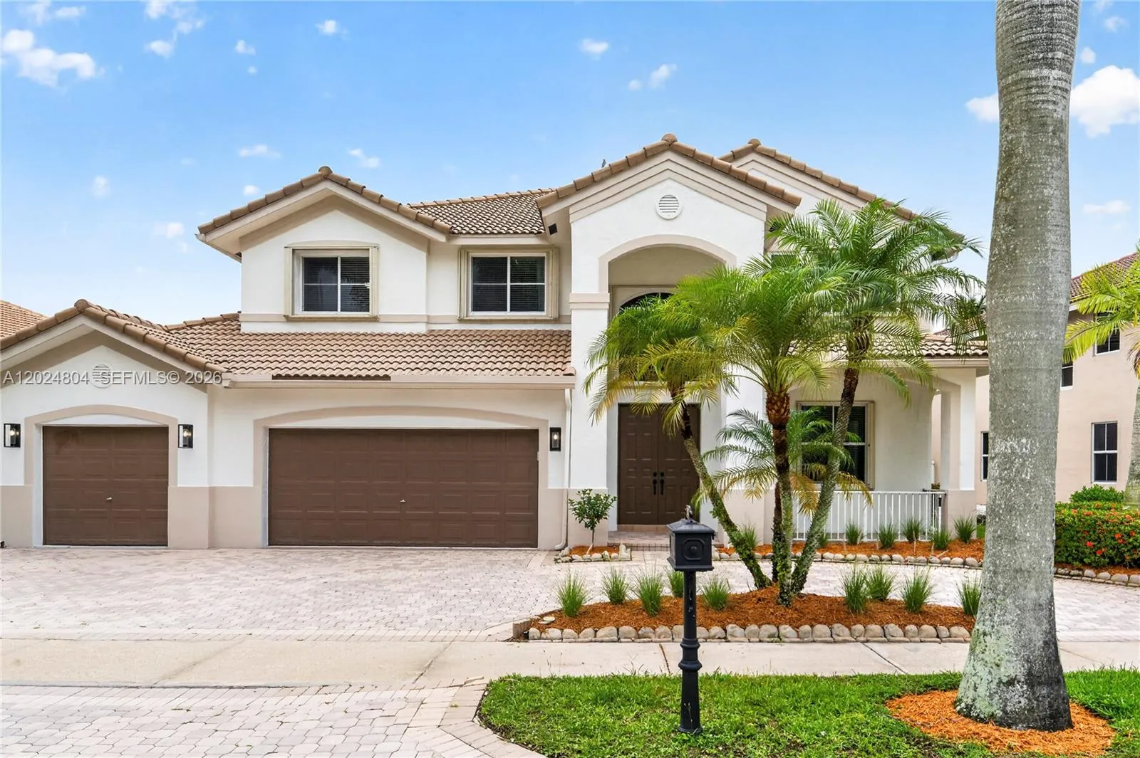 Foto de propiedad en 2432 Deer Creek Road, Weston, FL 33327 Weston con MLS# 
