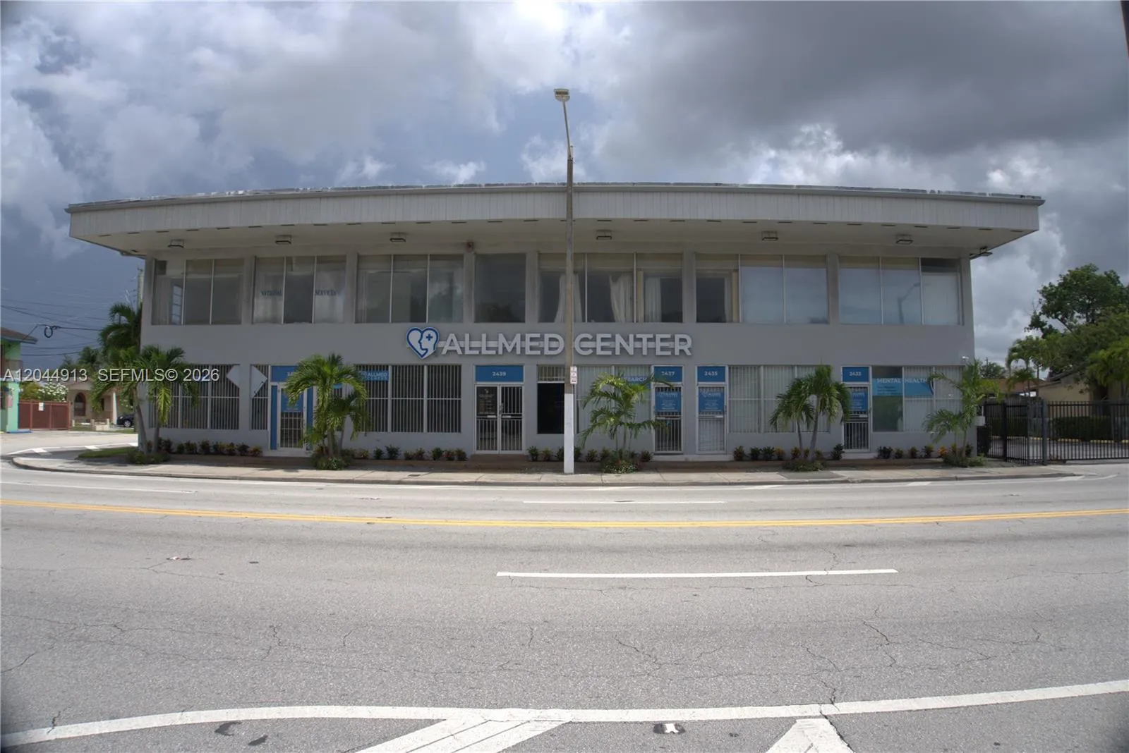 Foto de propiedad en 2433 NW 7th Street, Miami, FL 33125 Miami con MLS# 