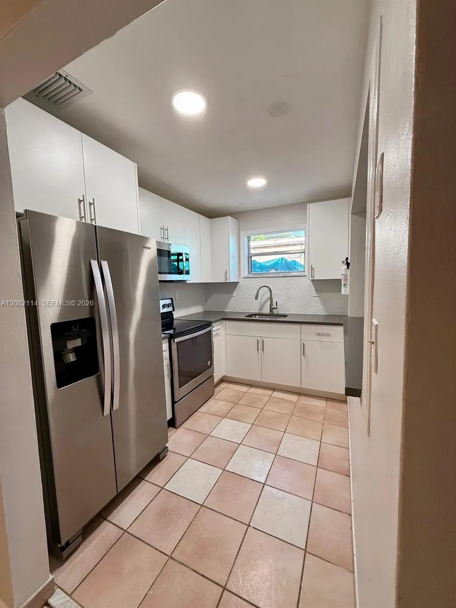 Foto de propiedad en 2433 SW 11th Street, Miami, FL 33135 Miami con MLS# 