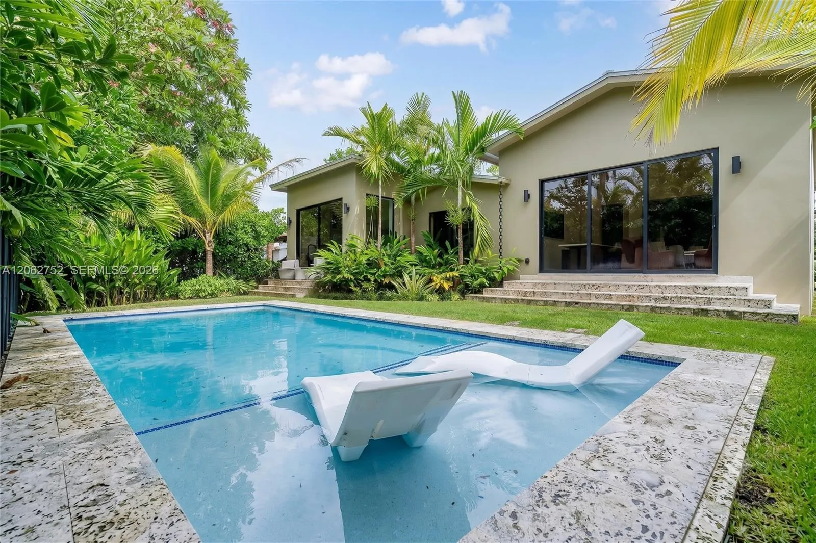 Foto de propiedad en 2434 SW 19th Street, Miami, FL 33145 Miami con MLS# 