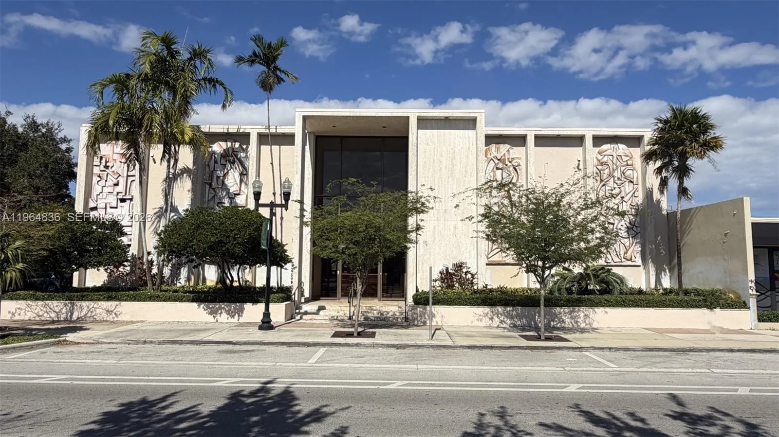 Foto de propiedad en 2435 Hollywood Boulevard, Hollywood, FL 33020 Hollywood con MLS# 