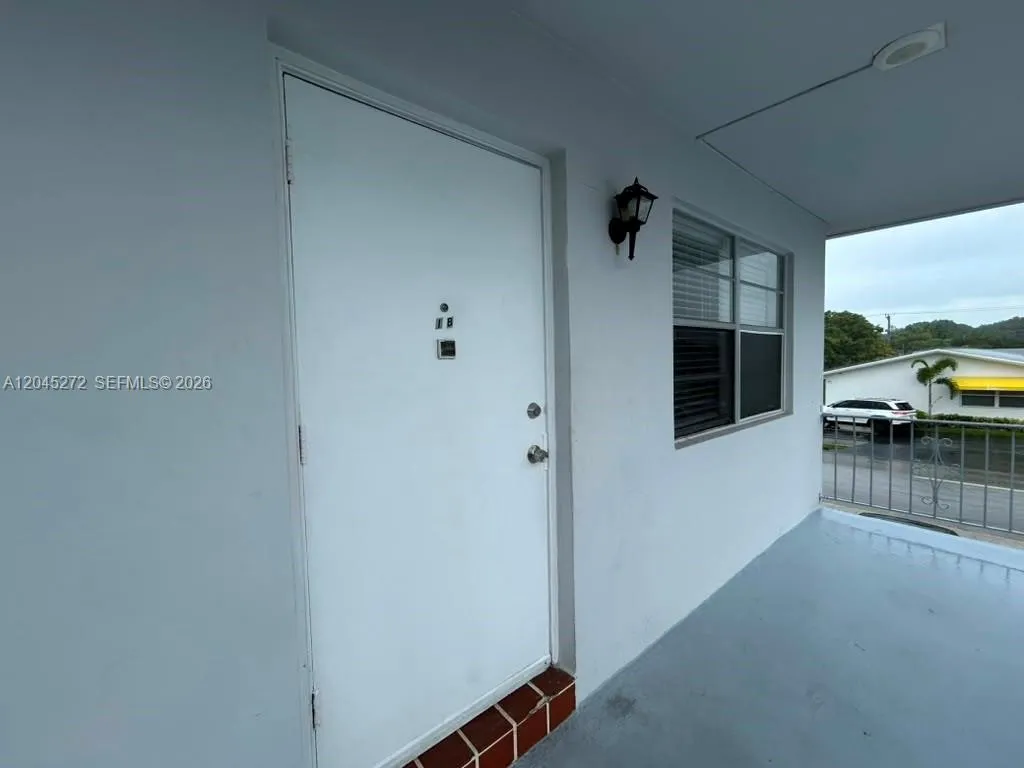 Foto de propiedad en 2435 Van Buren Street APT 1B, Hollywood, FL 33020 Hollywood con MLS# 