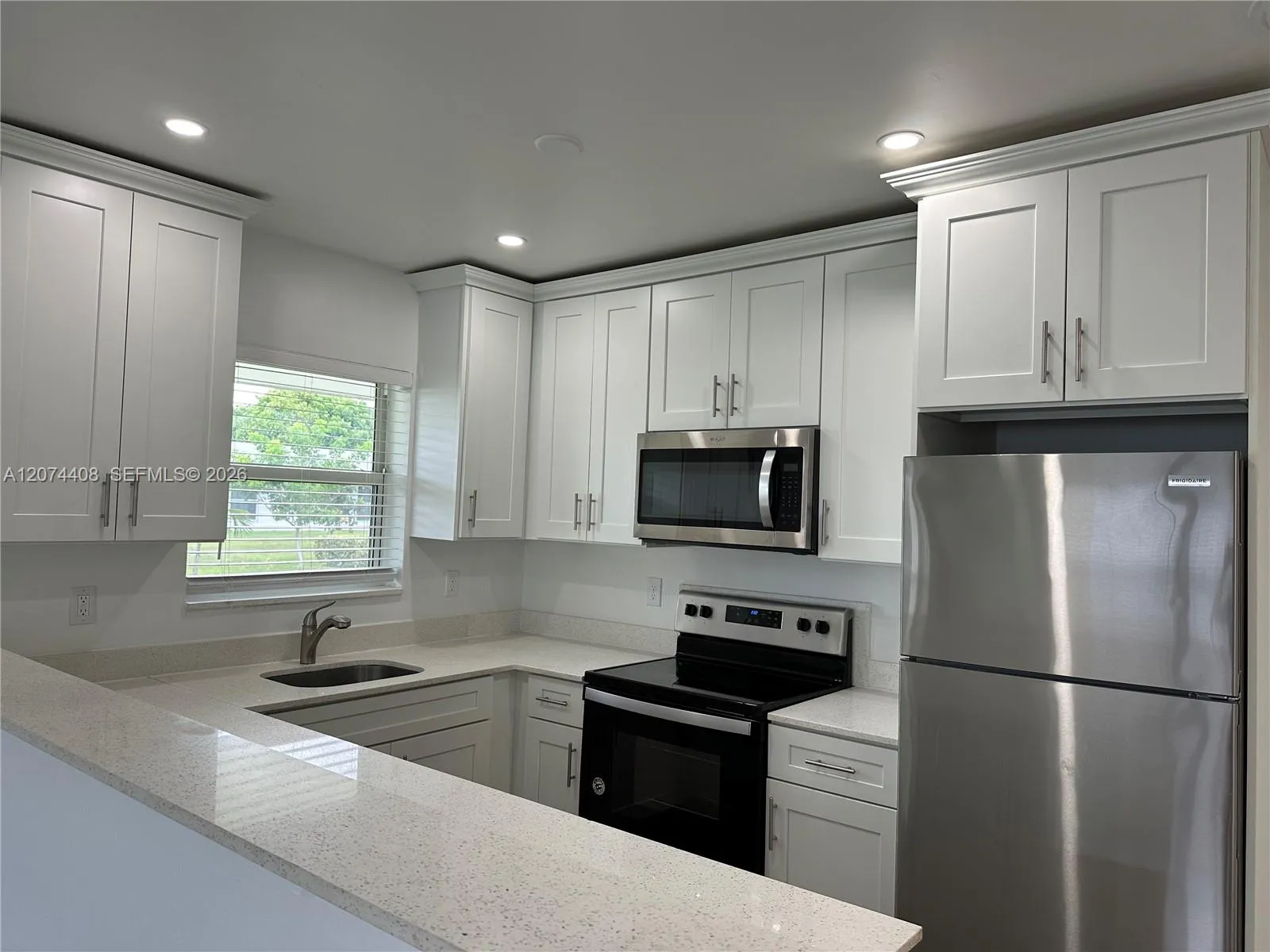 Foto de propiedad en 2436 Van Buren Street 6, Hollywood, FL 33020 Hollywood con MLS# 