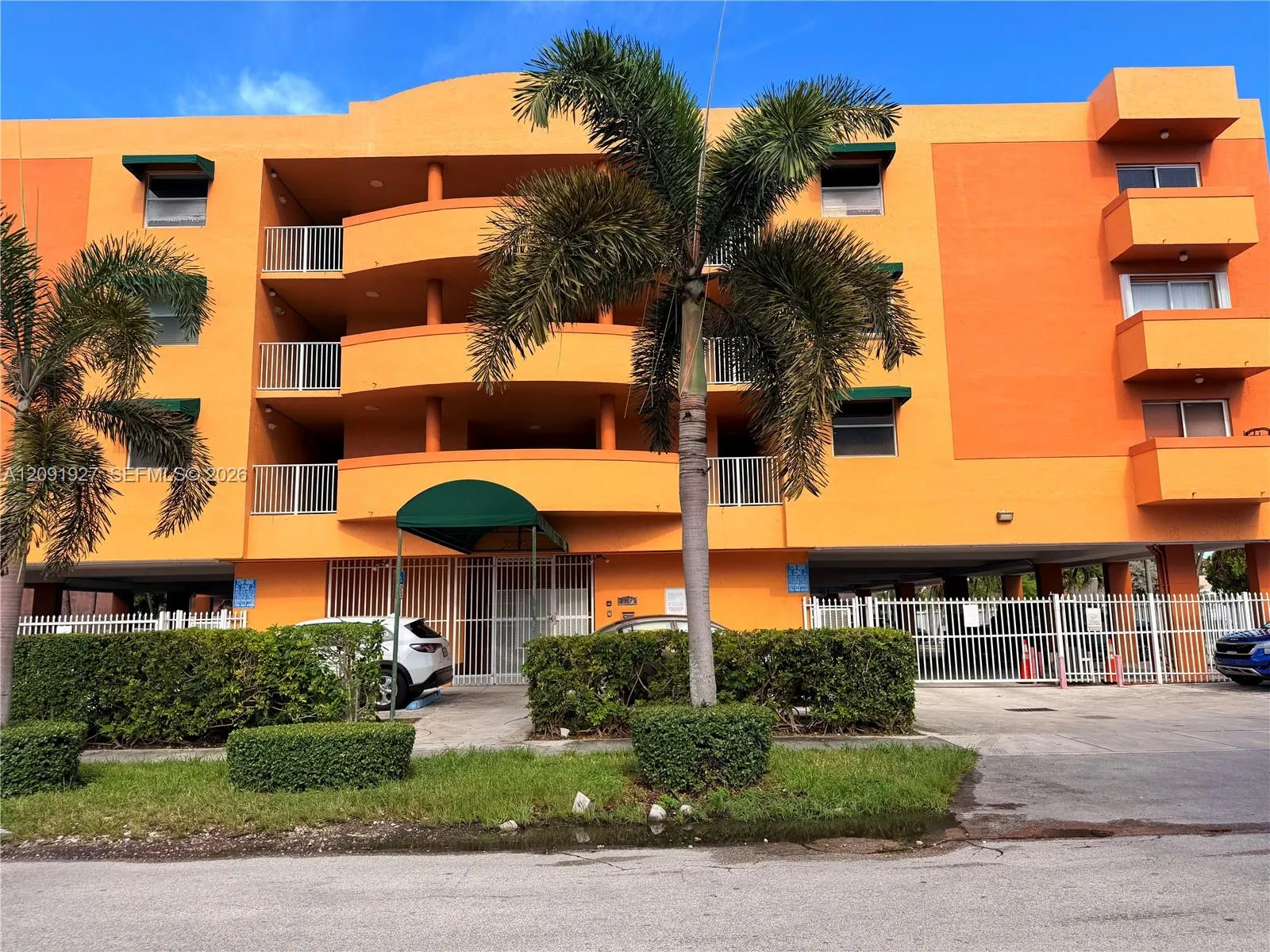 Foto de propiedad en 2441 SW 31st Avenue 110, Miami, FL 33145 Miami con MLS# 