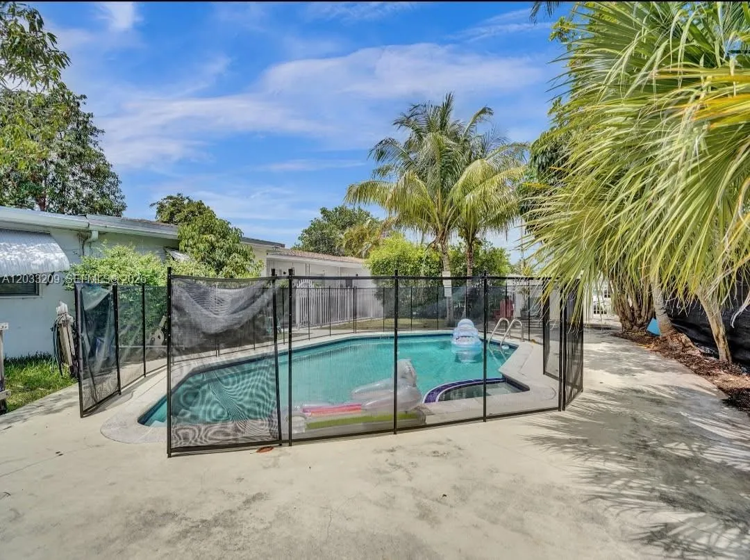 Foto de propiedad en 2442 Garfield Street 4, Hollywood, FL 33020 Hollywood con MLS# 