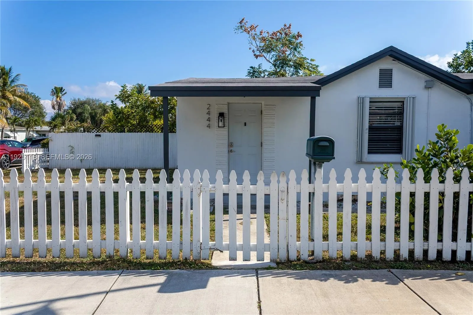 Foto de propiedad en 2444 Roosevelt Street, Hollywood, FL 33020 Hollywood con MLS# 