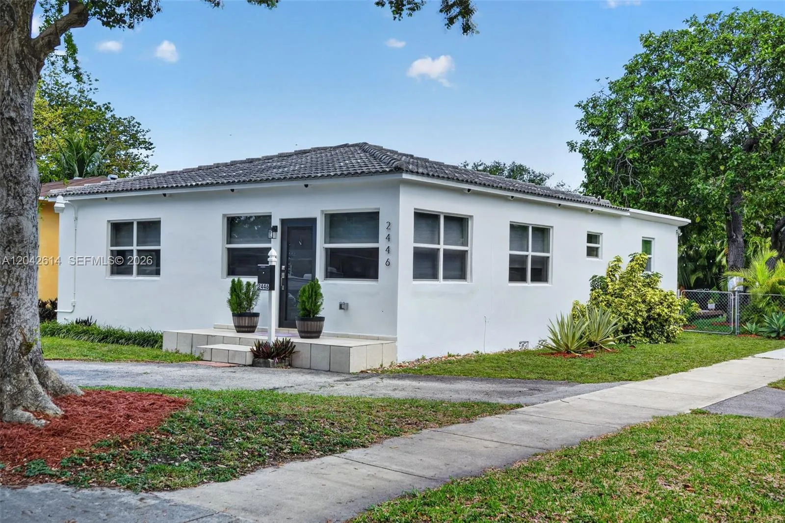 Foto de propiedad en 2446 Mckinley Street, Hollywood, FL 33020 Hollywood con MLS# 