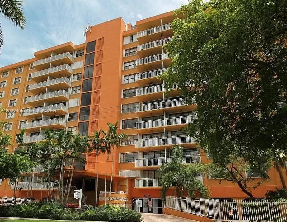 Foto de propiedad en 2450 NE 135th Street 102, North Miami, FL 33181 North Miami con MLS# 