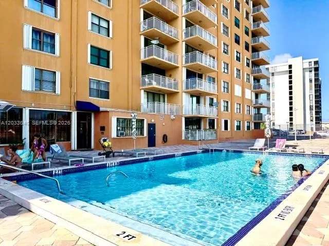Foto de propiedad en 2450 NE 135th Street 704, North Miami, FL 33181 North Miami con MLS# 