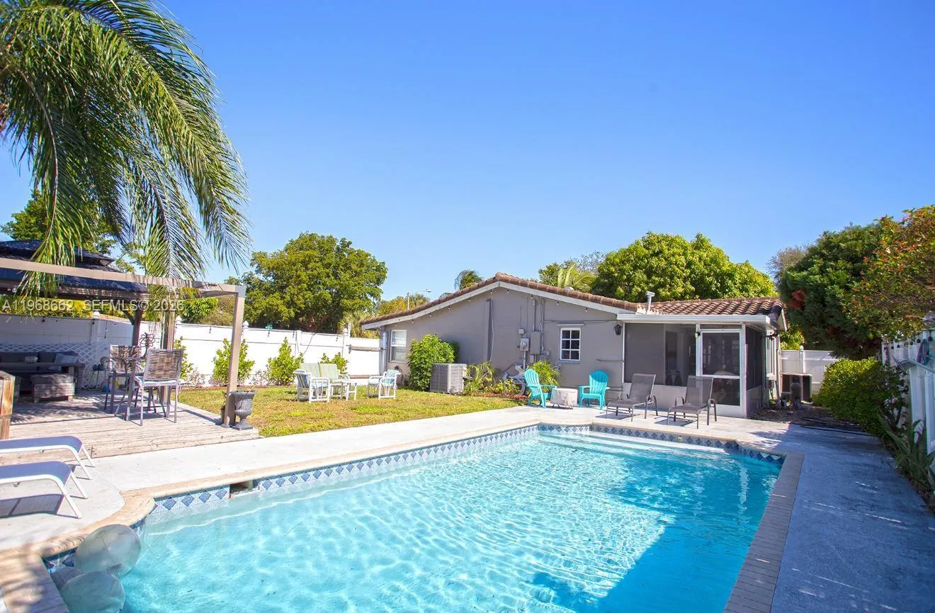 Foto de propiedad en 2450 NE 18th Street, Pompano Beach, FL 33062 Pompano Beach con MLS# 