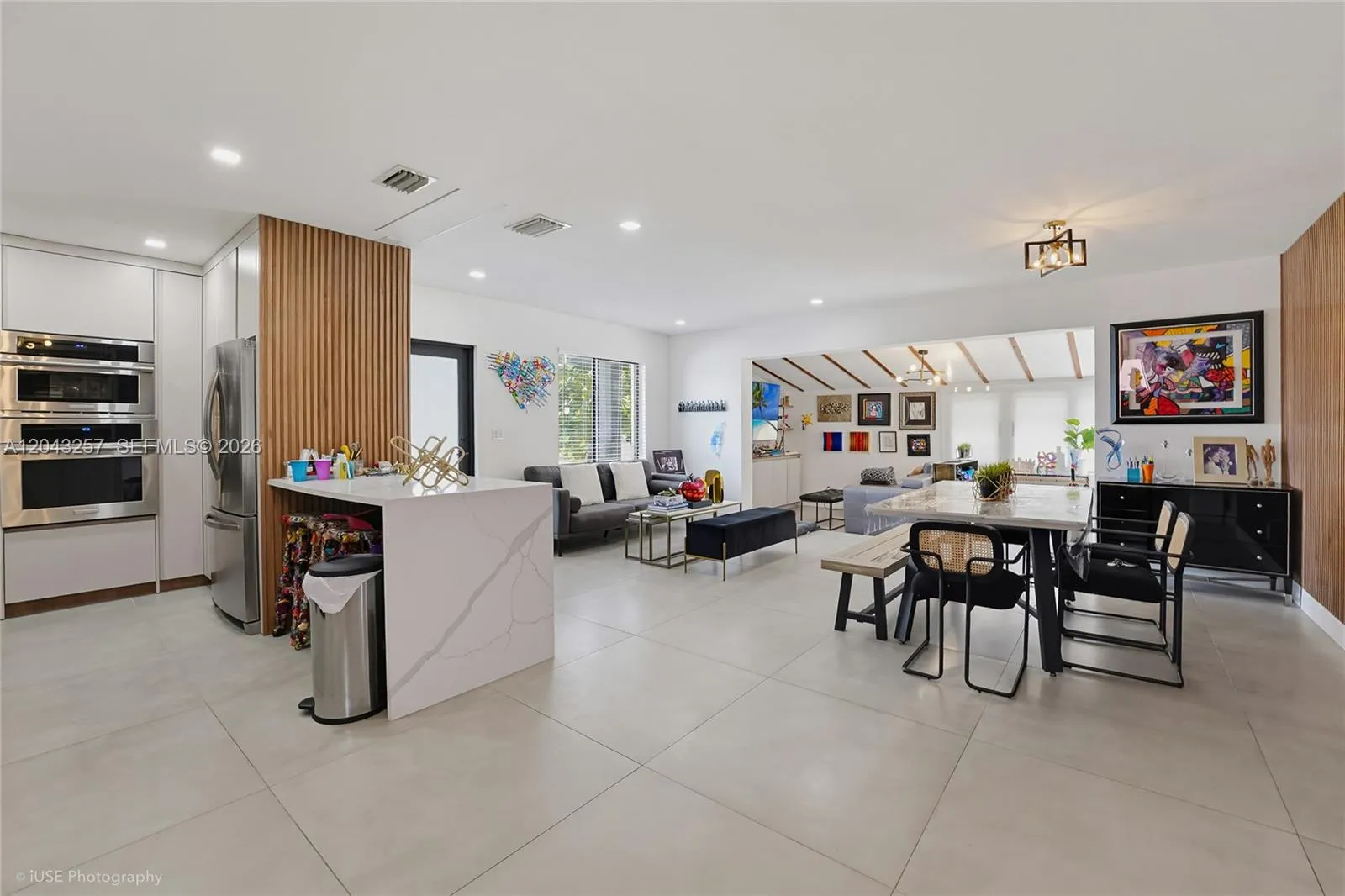 Foto de propiedad en 2450 NE 209th Terrace, Miami, FL 33180 Miami con MLS# 