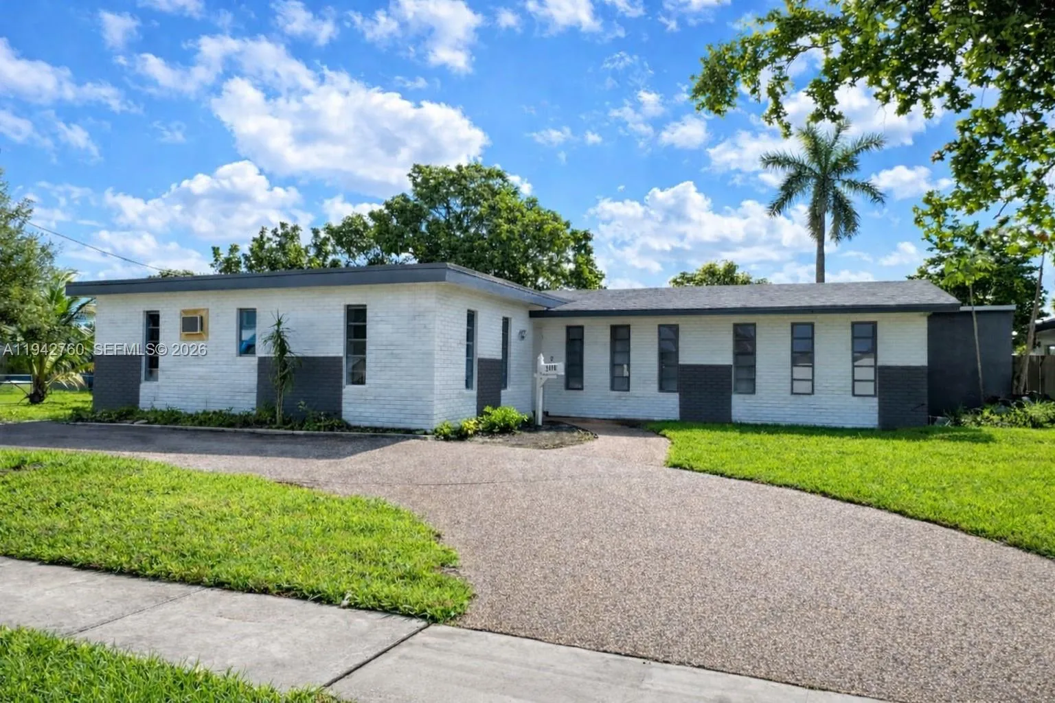 Foto de propiedad en 2450 NW 85th Avenue, Sunrise, FL 33322 Sunrise con MLS# 