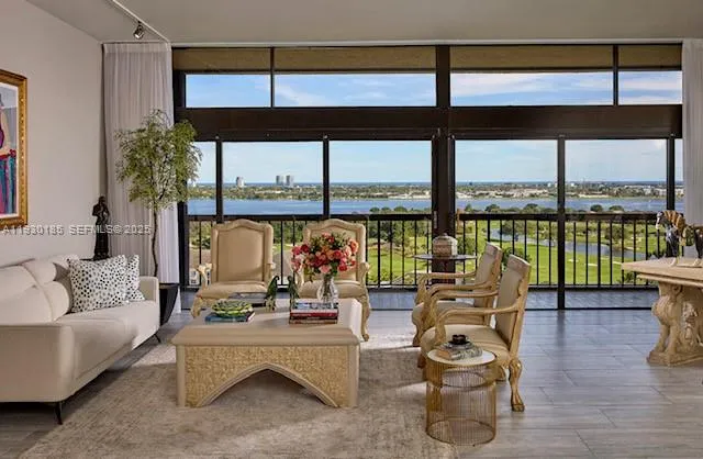 Foto de propiedad en 2450 Presidential Way PH7, West Palm Beach, FL 33401 West Palm Beach con MLS# 