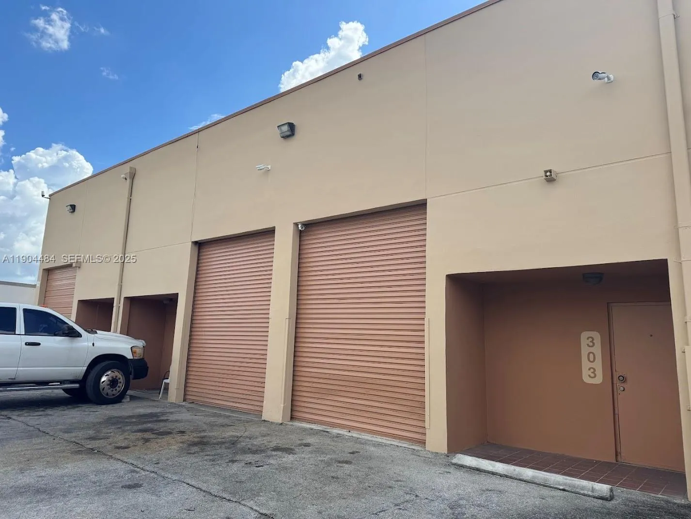 Vendido 2450 W 82nd Street 303, Hialeah, FL 33016, Hialeah, FL 33016