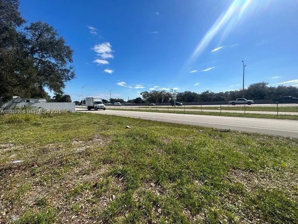 Foto de propiedad en 2451 NW 167th Street, Miami Gardens, FL 33056 Miami Gardens con MLS# 