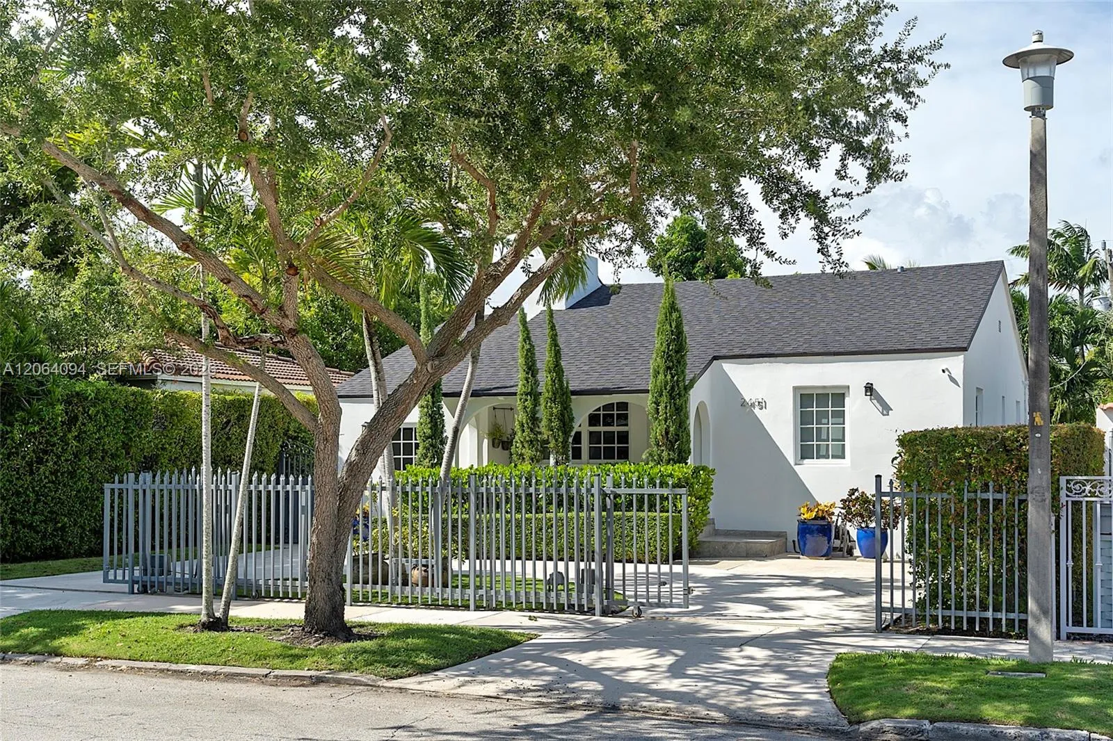 Foto de propiedad en 2451 SW 25th Street, Miami, FL 33133 Miami con MLS# 