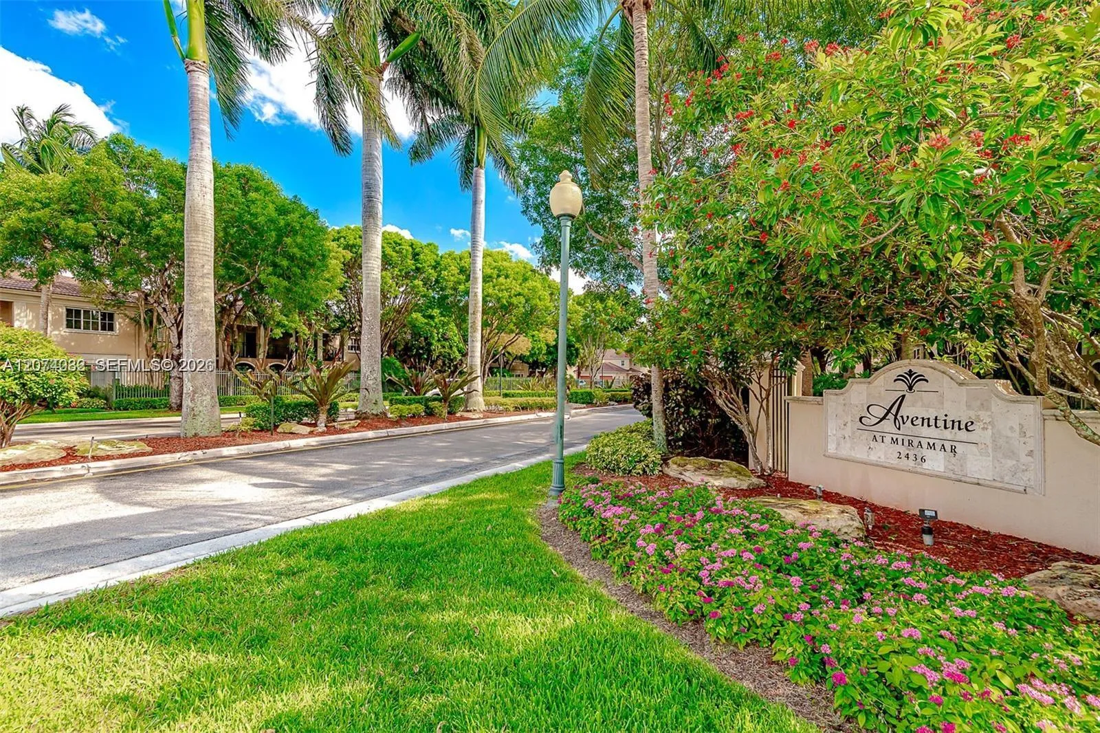 Foto de propiedad en 2452 Centergate Drive 103, Miramar, FL 33025 Miramar con MLS# 