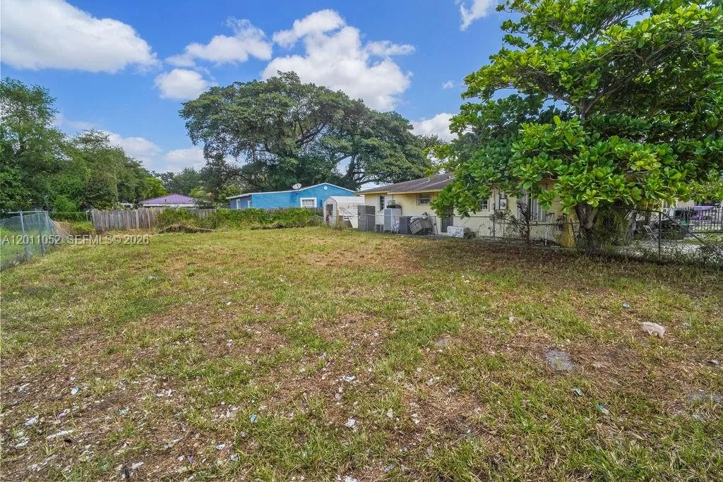 Foto de propiedad en 2455 NW 55th Street, Miami, FL 33142 Miami con MLS# 