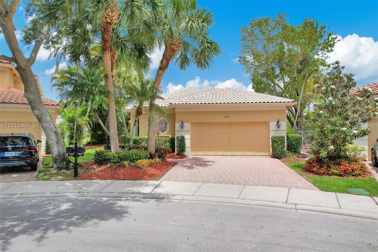 Foto de propiedad en 2456 Bay Isle Court, Weston, FL 33327 Weston con MLS# 