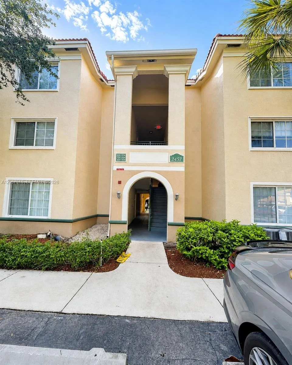 Foto de propiedad en 2457 Centergate Drive 203, Miramar, FL 33025 Miramar con MLS# 