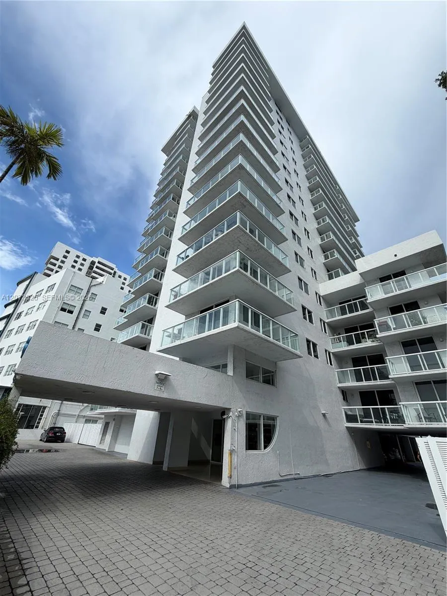 Foto de propiedad en 2457 Collins Avenue 1405, Miami Beach, FL 33140 Miami Beach con MLS# 