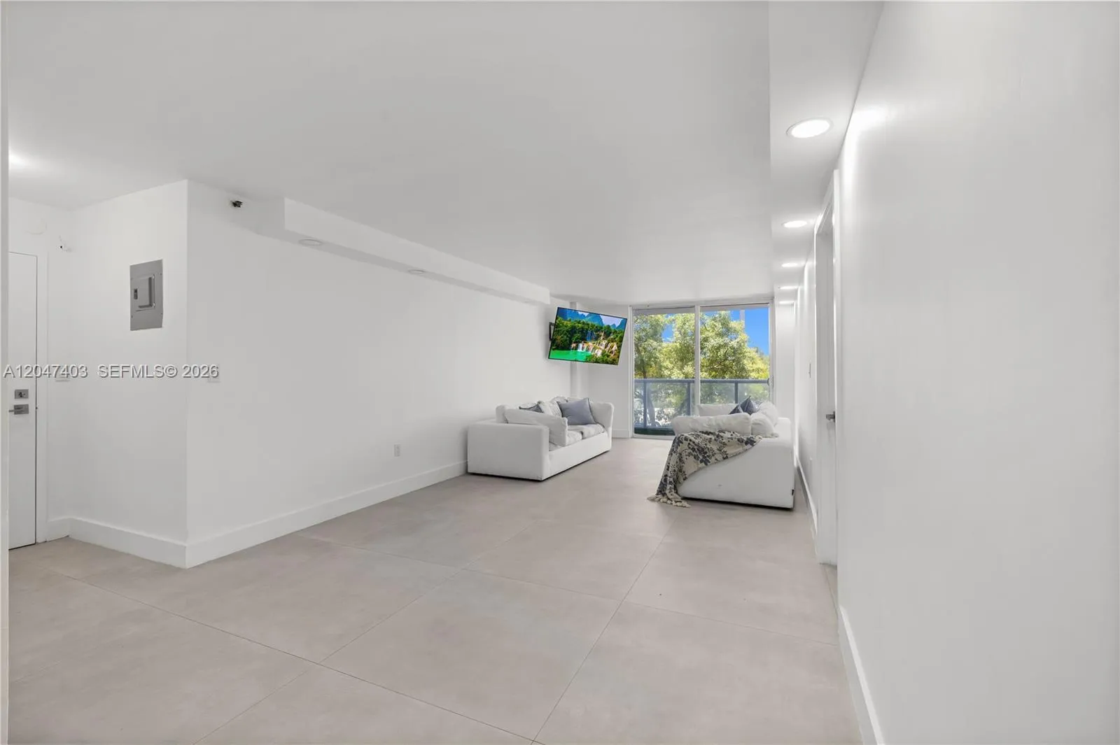 Foto de propiedad en 2457 Collins Avenue 201, Miami Beach, FL 33140 Miami Beach con MLS# 