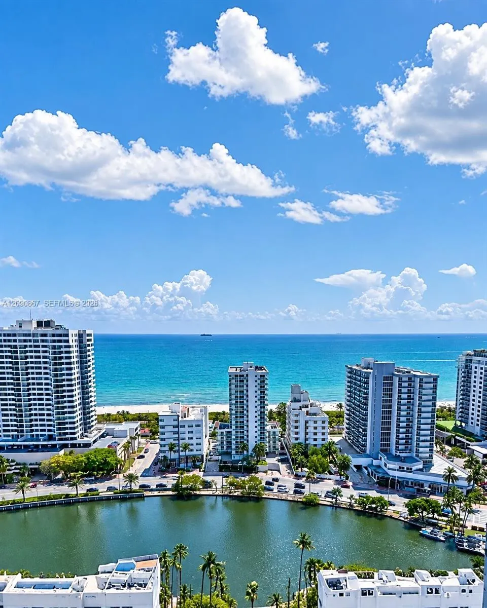 En Venta 2457 Collins Avenue 202, Miami Beach, FL 33140, Miami Beach, FL 33140