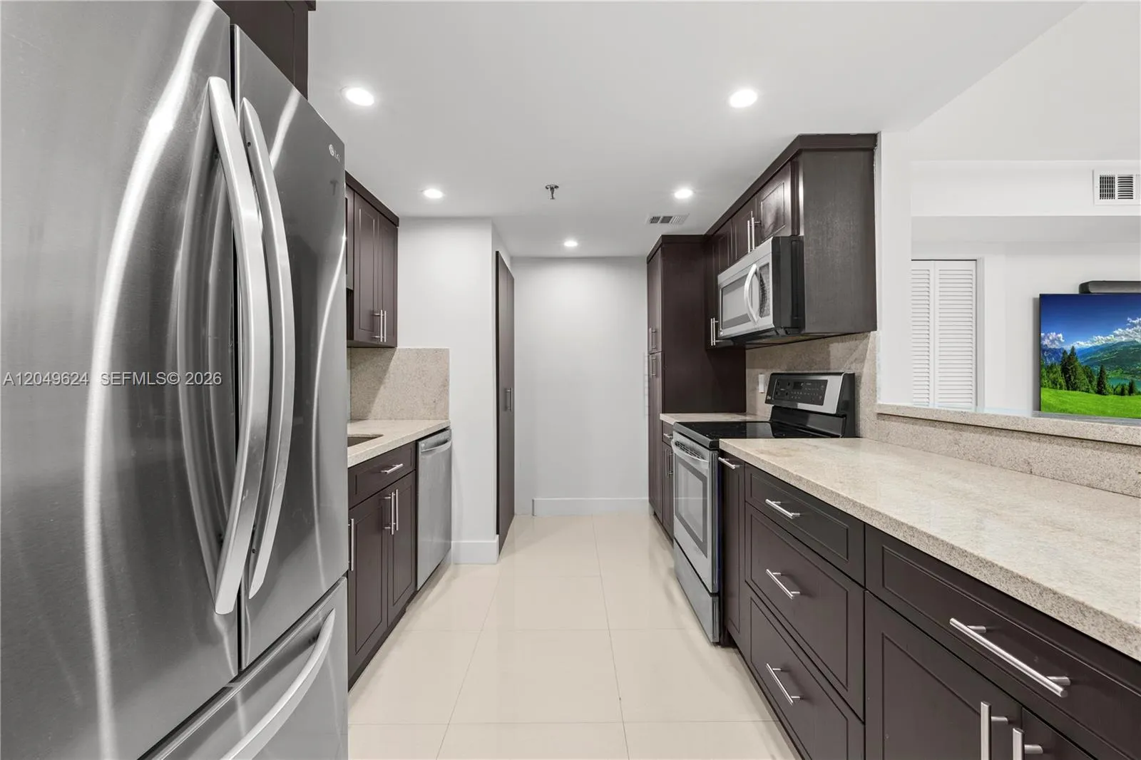Foto de propiedad en 2457 Collins Avenue 307, Miami Beach, FL 33140 Miami Beach con MLS# 