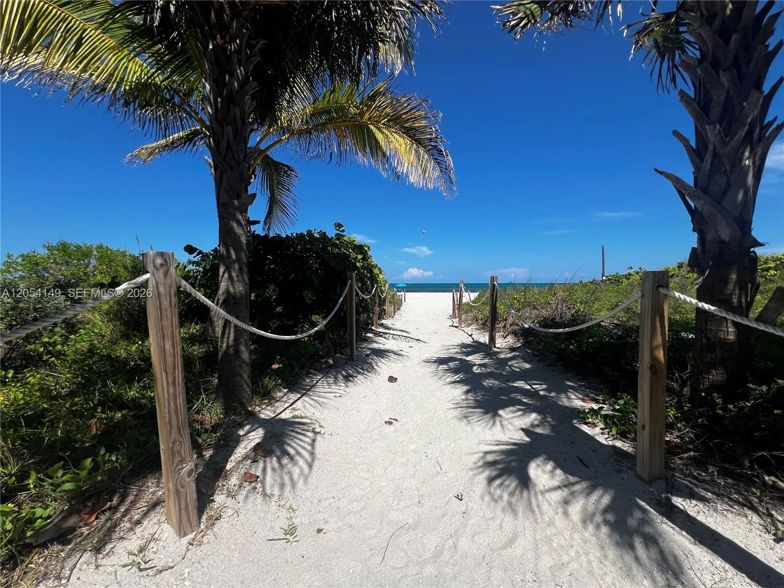 En Renta 2457 Collins Avenue 402, Miami Beach, FL 33140, Miami Beach, FL 33140