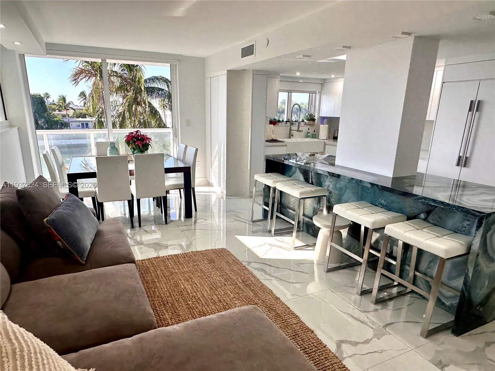 Foto de propiedad en 2457 Collins Avenue 408, Miami Beach, FL 33140 Miami Beach con MLS# 