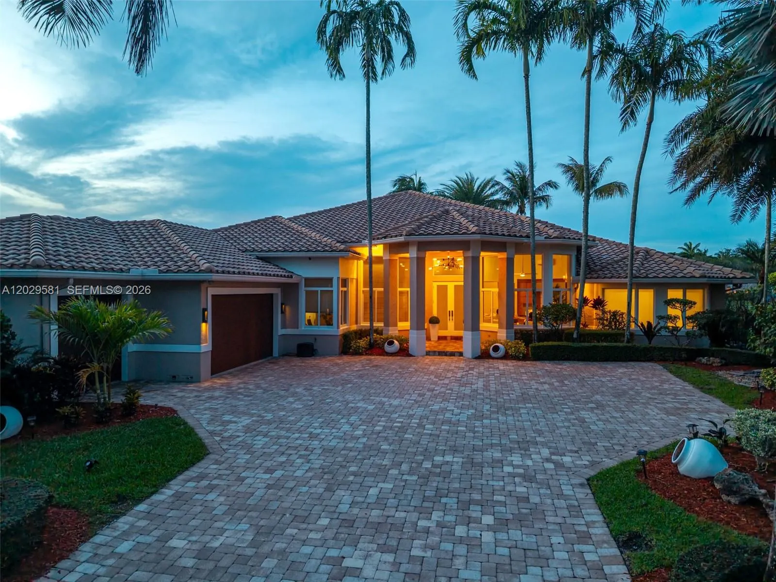 Foto de propiedad en 2458 Provence Court, Weston, FL 33327 Weston con MLS# 