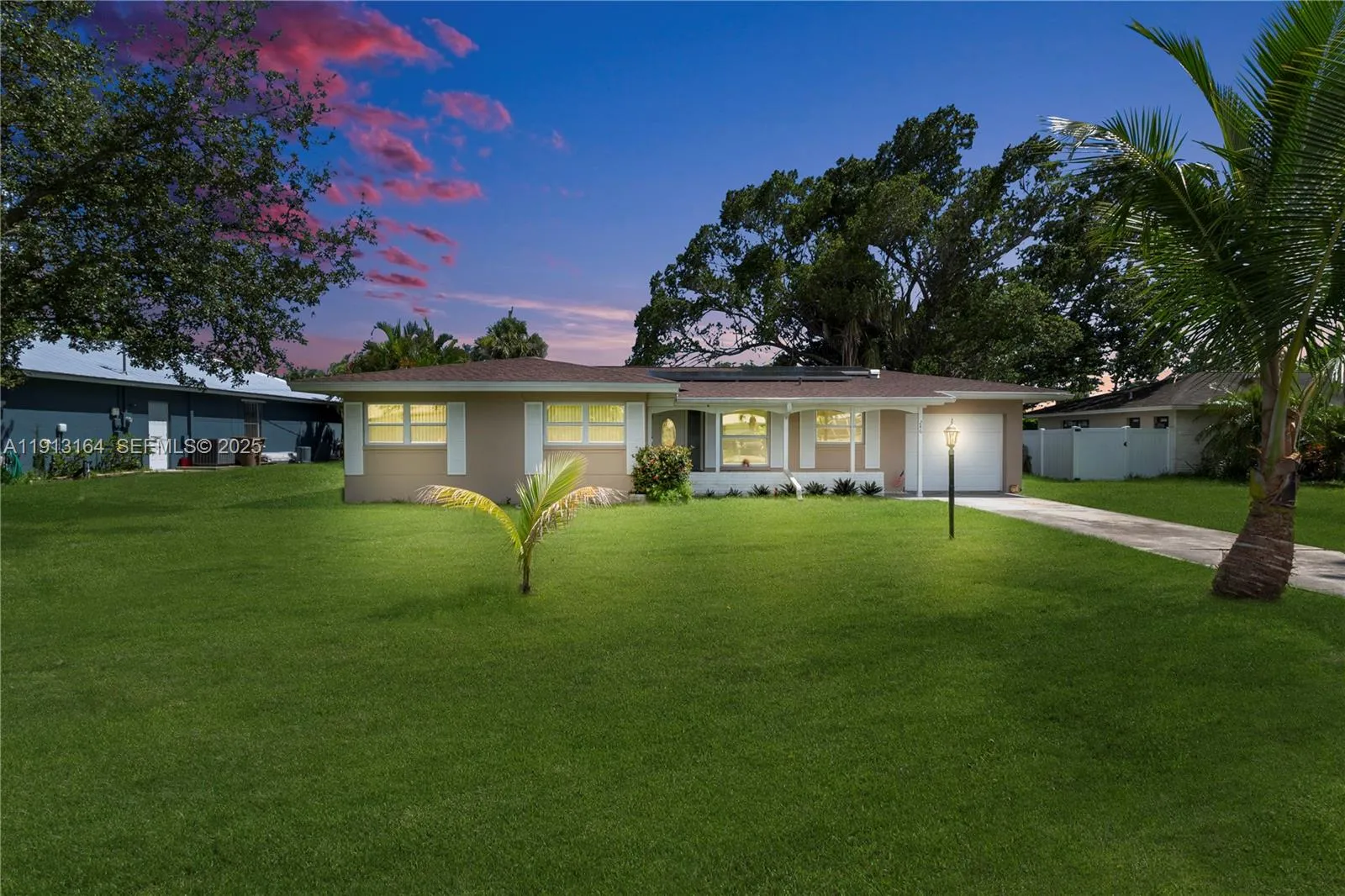 Foto de propiedad en 246 SE 44th Street, Cape Coral, FL 33904 Cape Coral con MLS# 